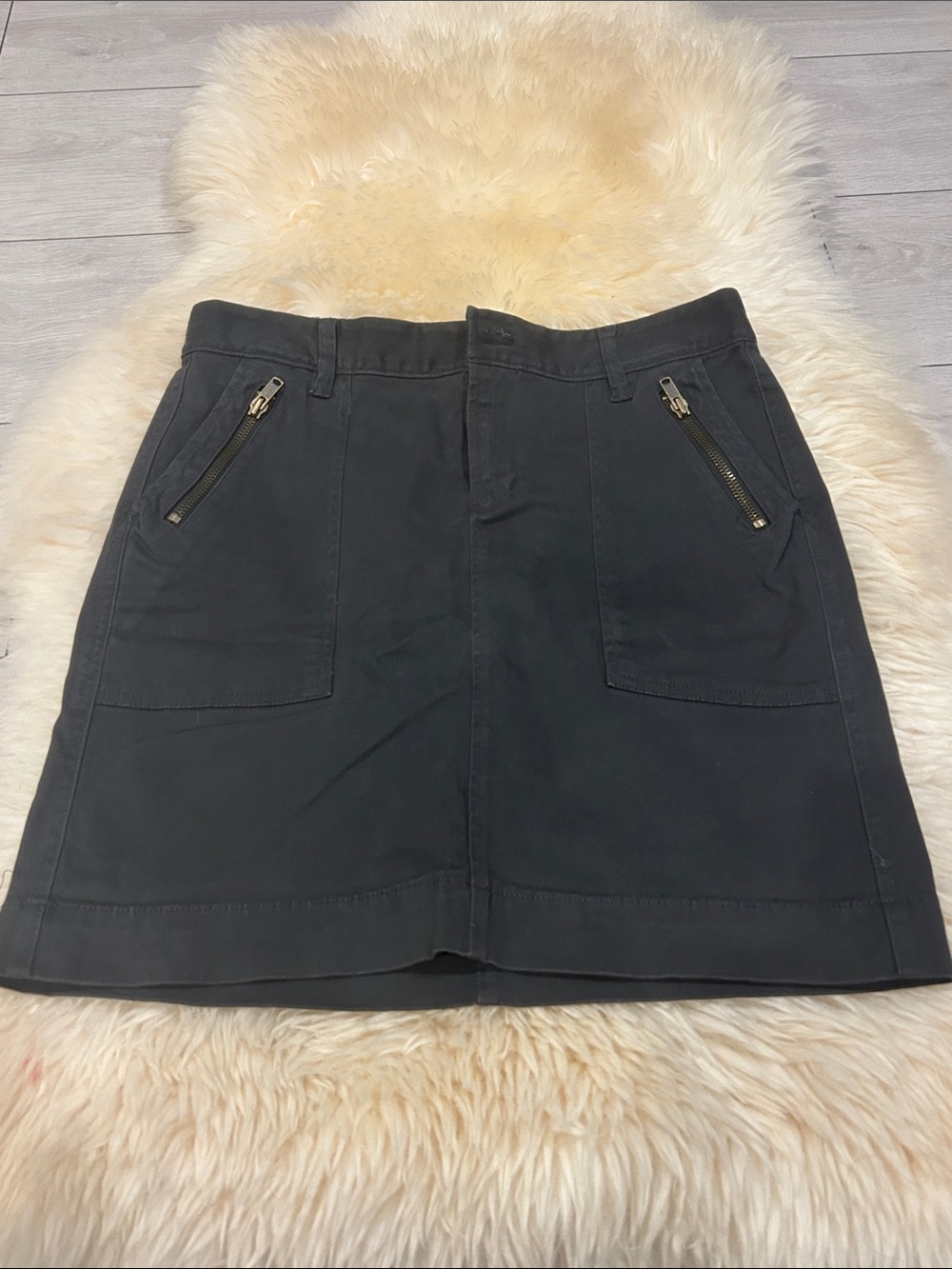 Old Navy Gray Mini Skirt with Front Zip Pockets